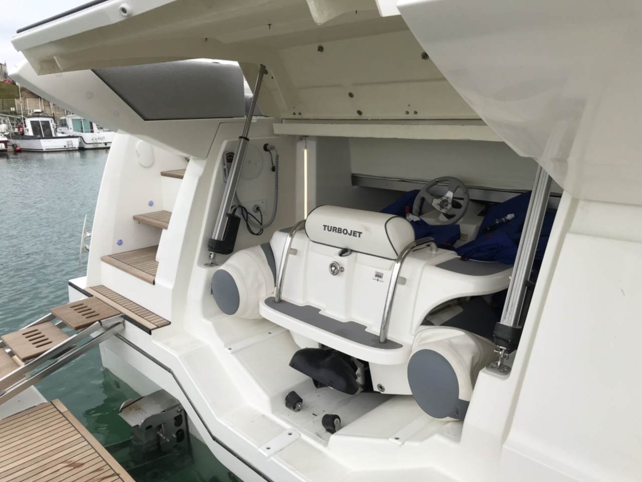 Yacht configurator PRESTIGE 590, luxury yachts F-Line