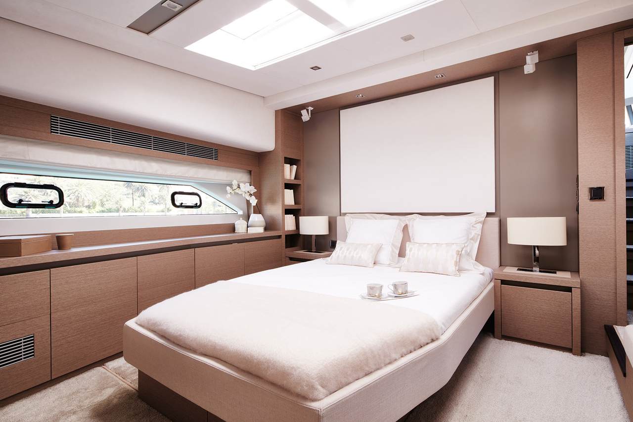 PRESTIGE 680S Interior 1