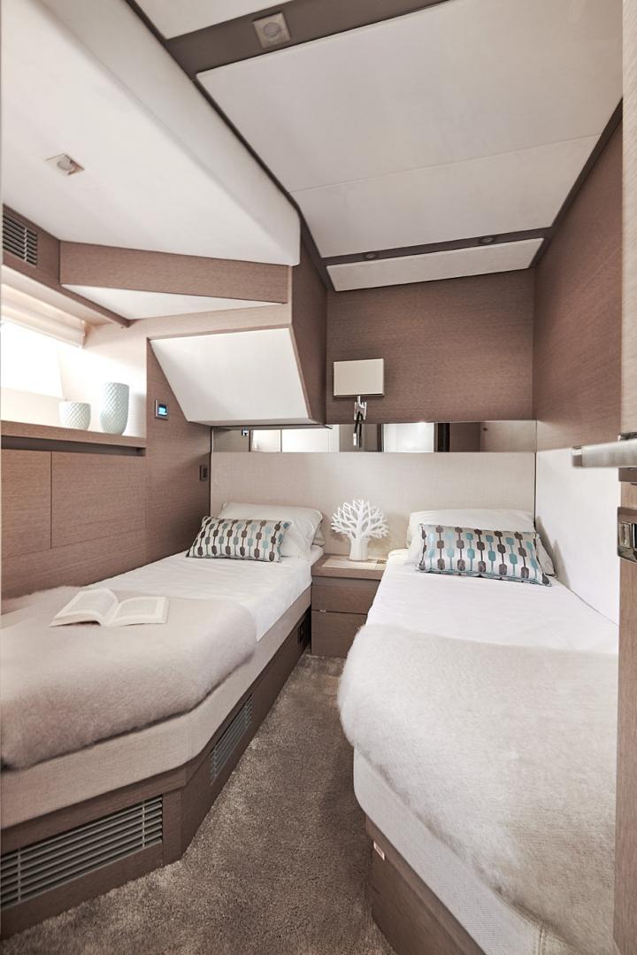 PRESTIGE 680 Interior 12