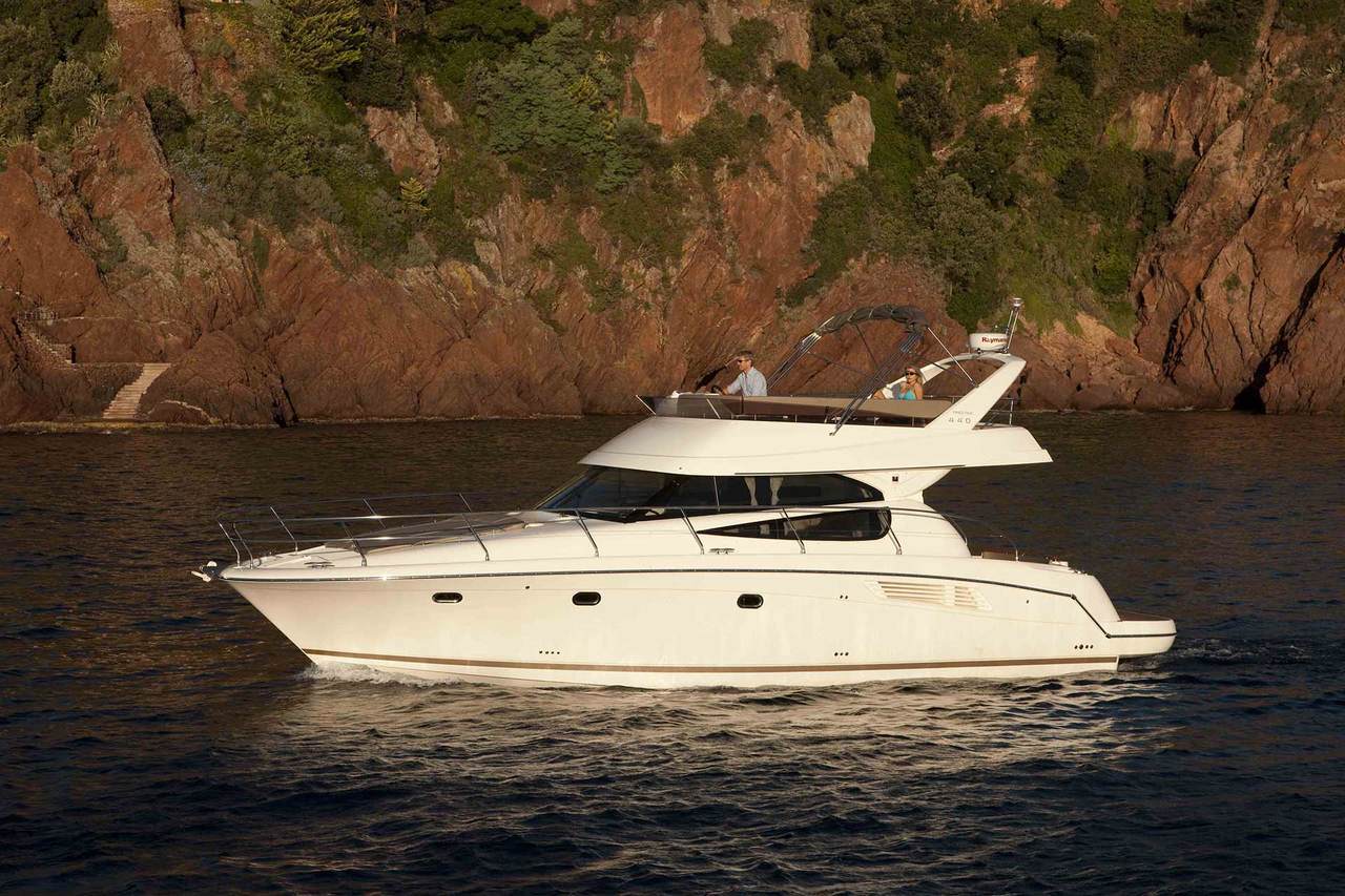 PRESTIGE 440 Exterior 1