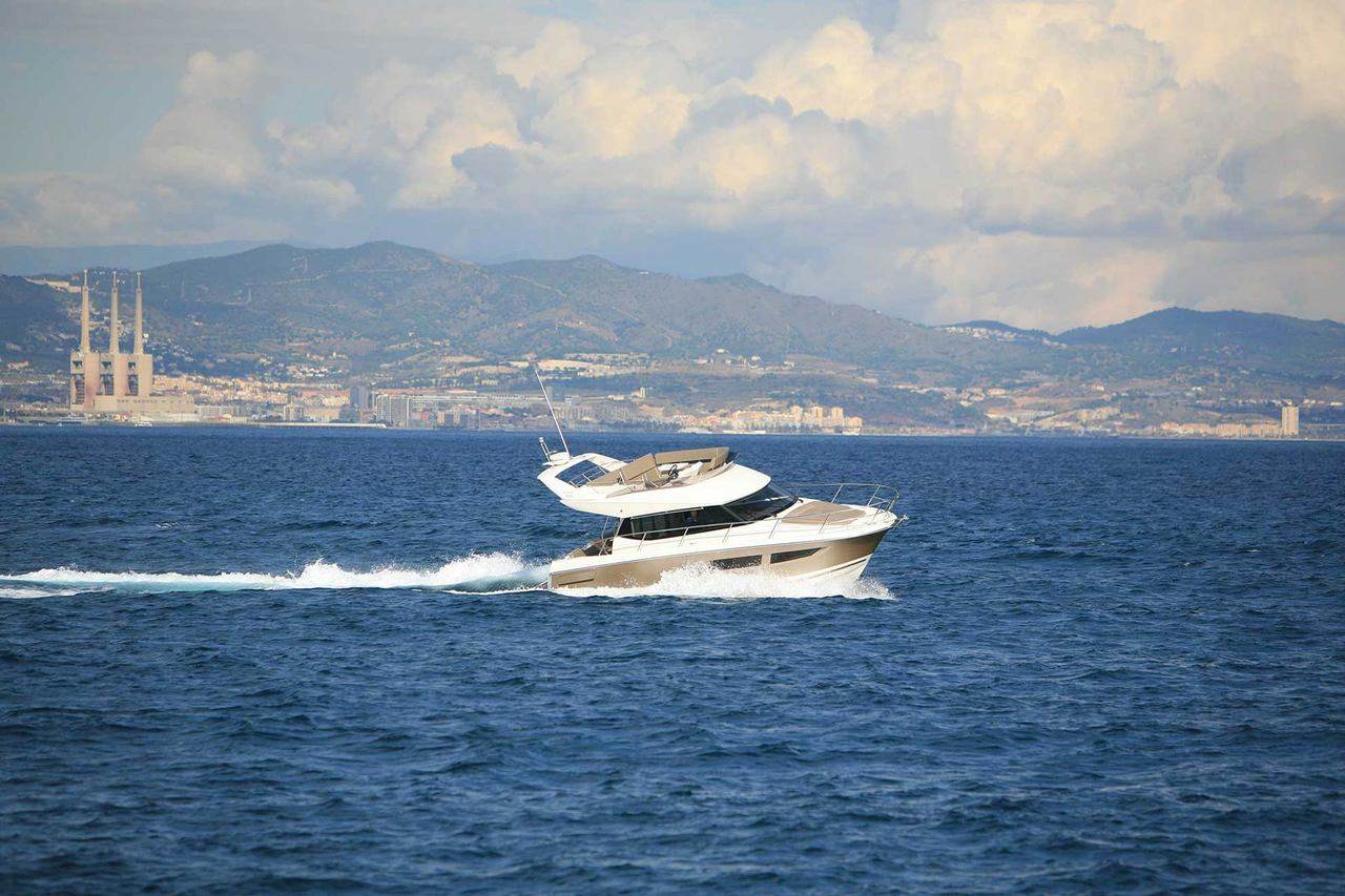 PRESTIGE 350 Exterior 5