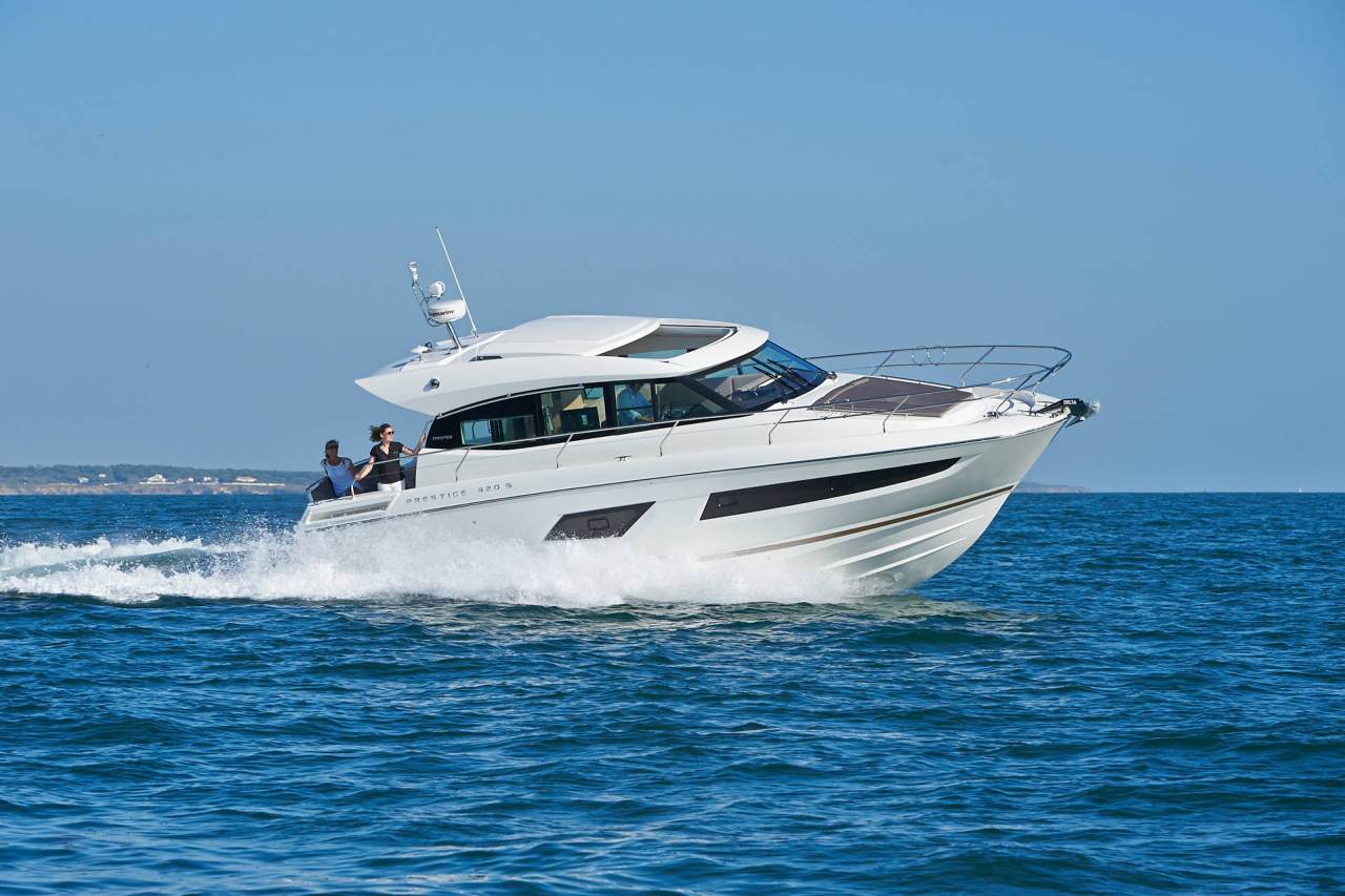 PRESTIGE 420 S Exterior 3